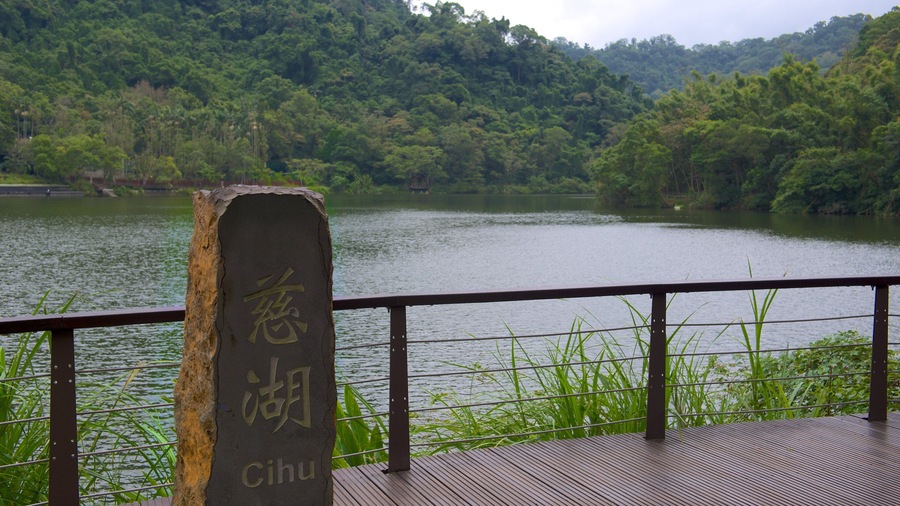 Cihu and Cihu Mausoleum which includes a lake or waterhole and a garden
