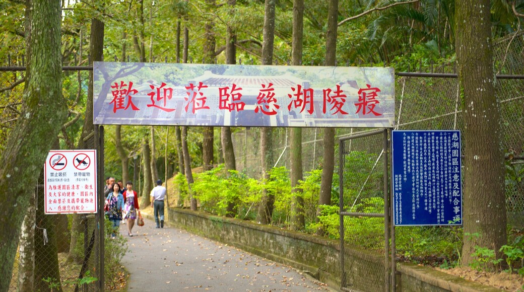 Mausoleo de Cihu y Cihu ofreciendo un parque