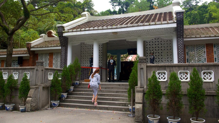 Cihu & Cihu Mausoleum som visar ett monument och en park