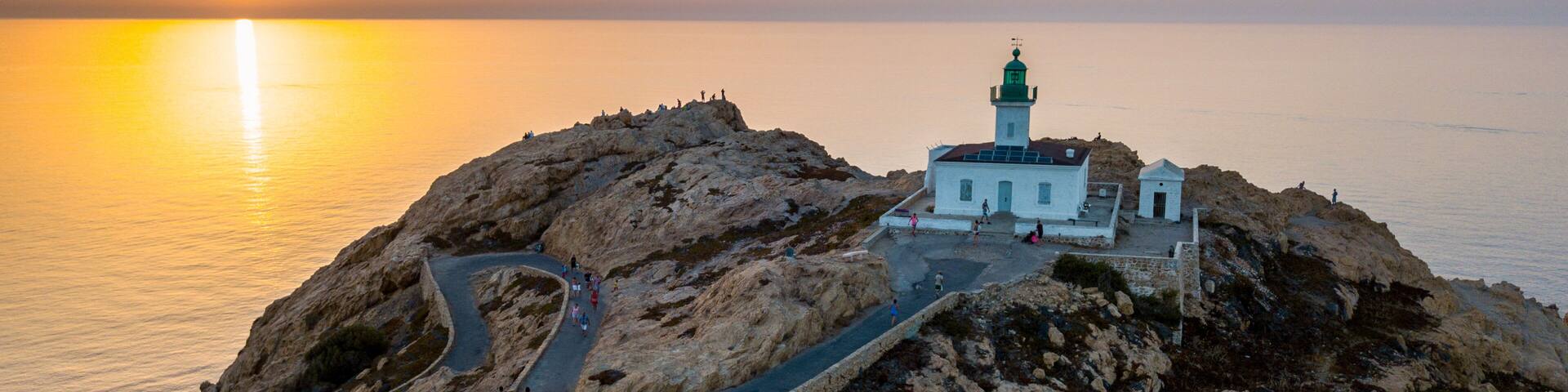 Vista aerea del Faro della Pietra al tramonto, L’Ile-Rousse, Isola Rossa Corsica, Corsica, Francia