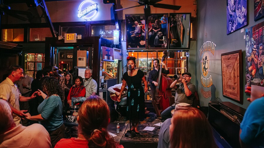 Frenchmen Street which includes performance art, music and a bar