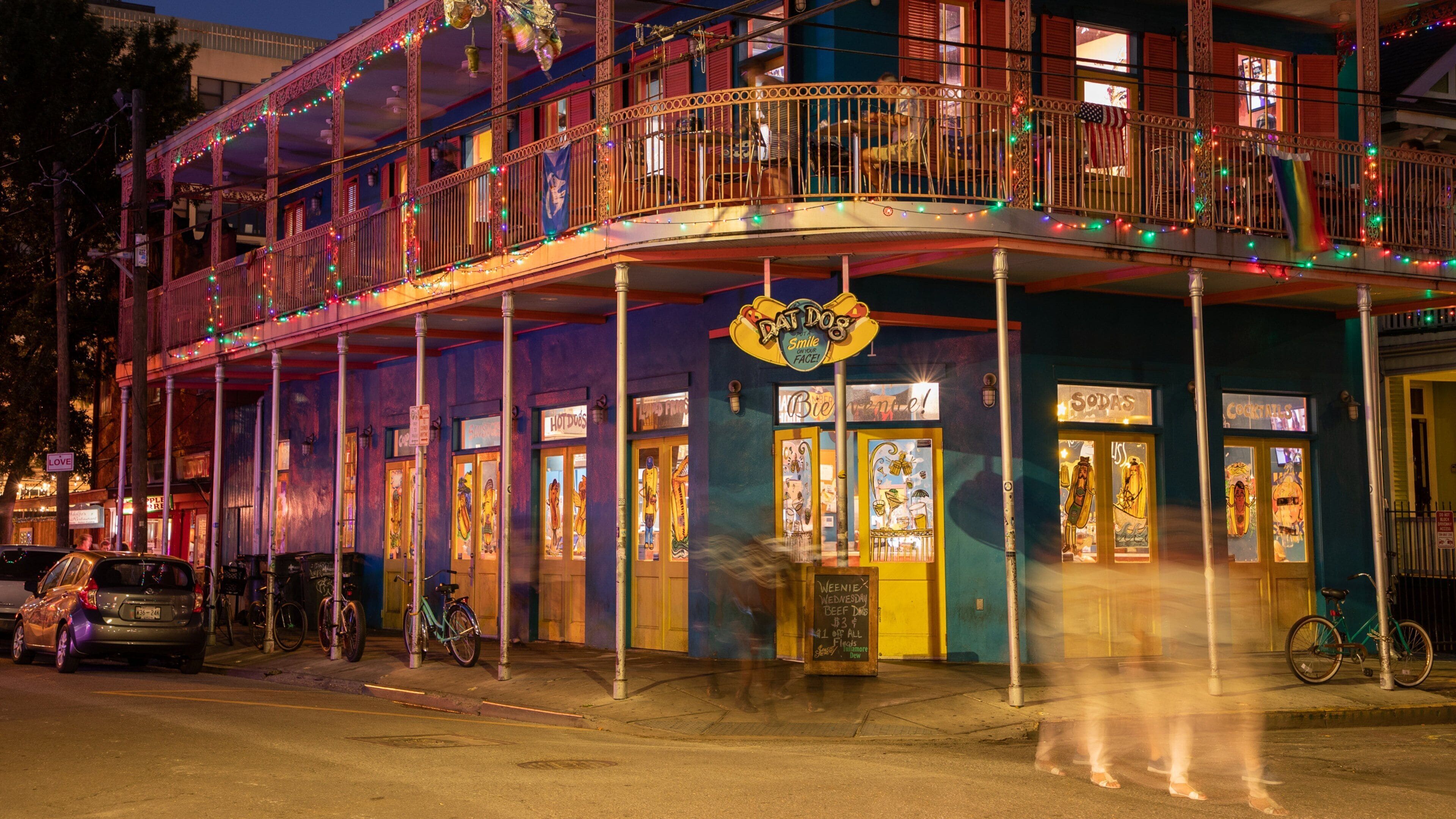 Frenchmen Street showing street scenes, night scenes and a small town or village