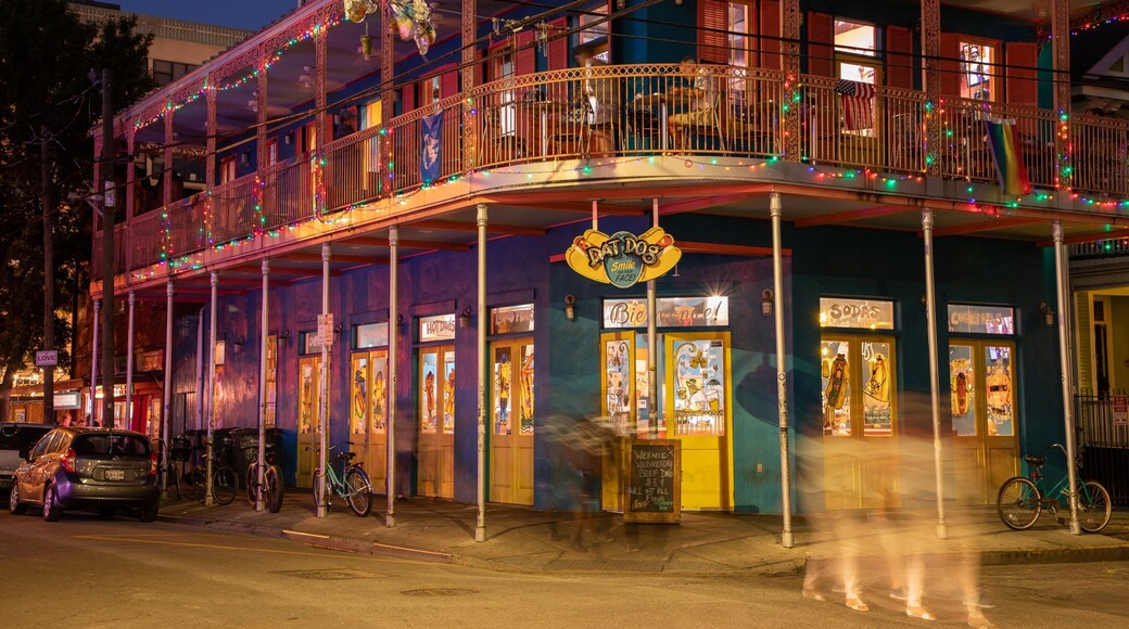 Frenchmen Street showing street scenes, night scenes and a small town or village