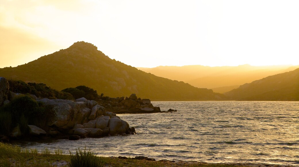 Plage de Balistra que inclui um pĂŽr do sol e litoral rochoso