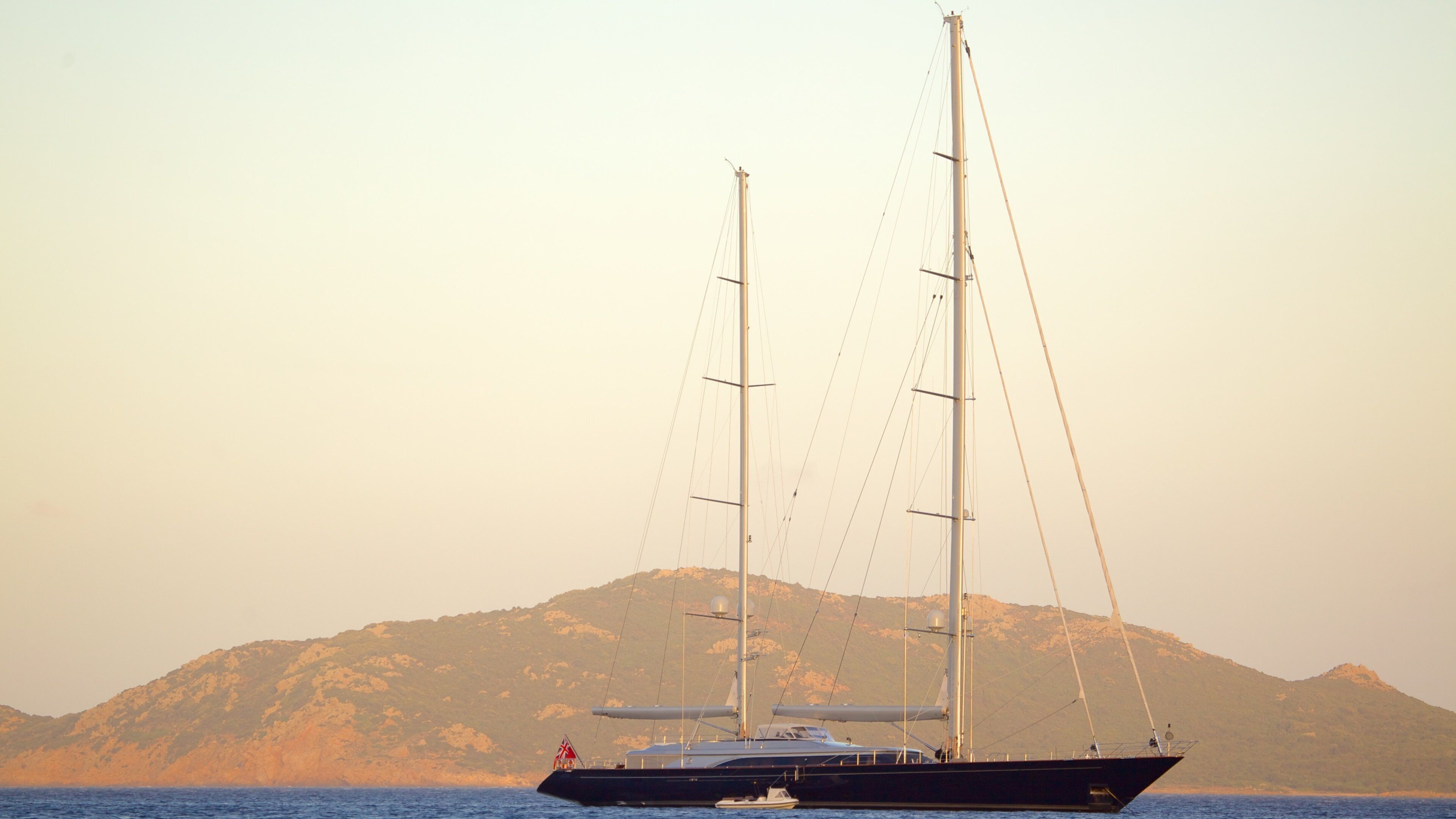 Plage de Balistra caracterizando um pôr do sol e paisagens litorâneas