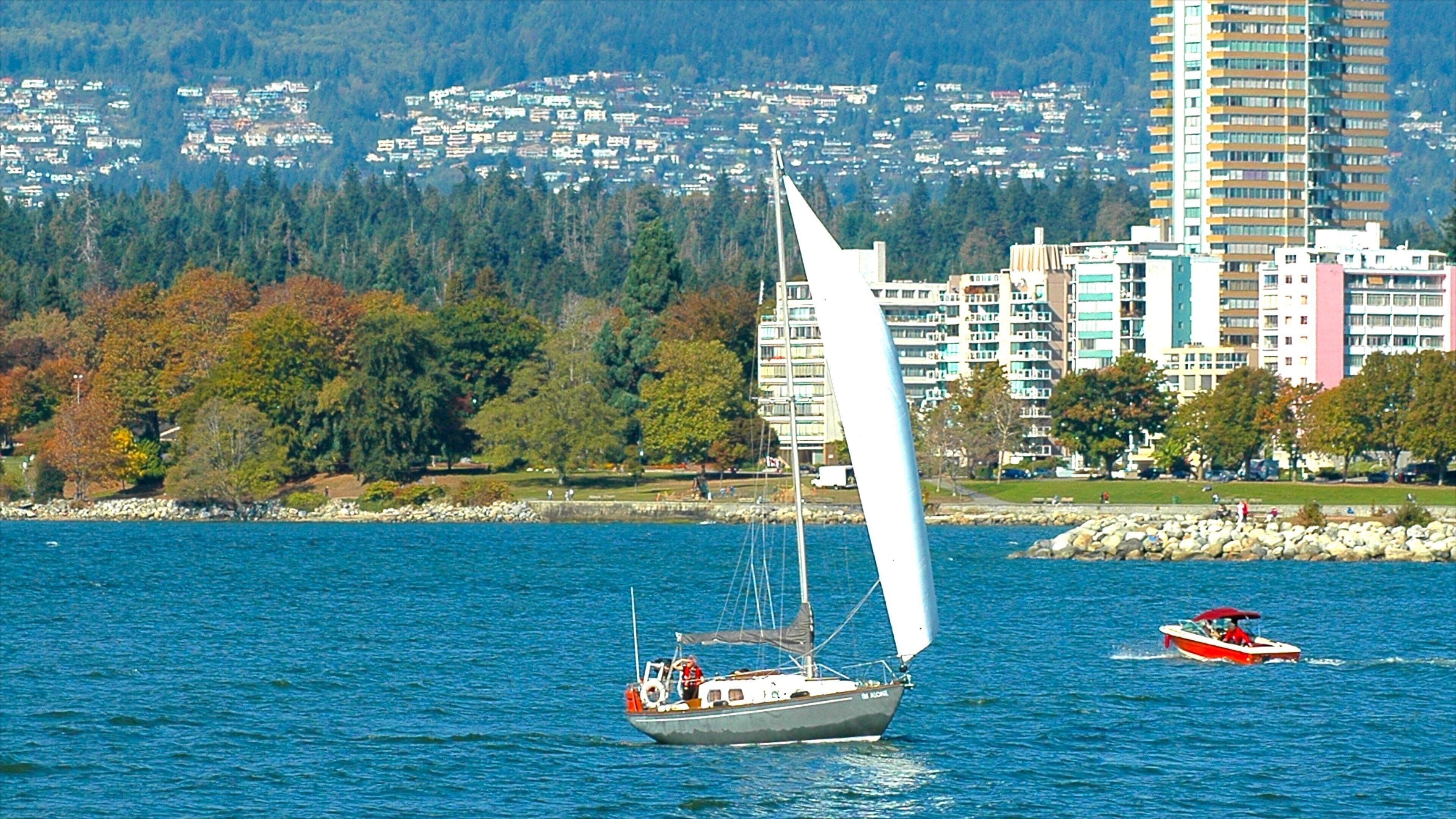キッツィラノ フィーチャー セーリ ング, 荒々しい海岸線 と 海岸線の眺め