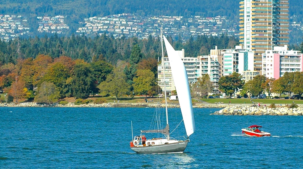 Kitsilano som viser stenete kystlinje, seiling og kyst