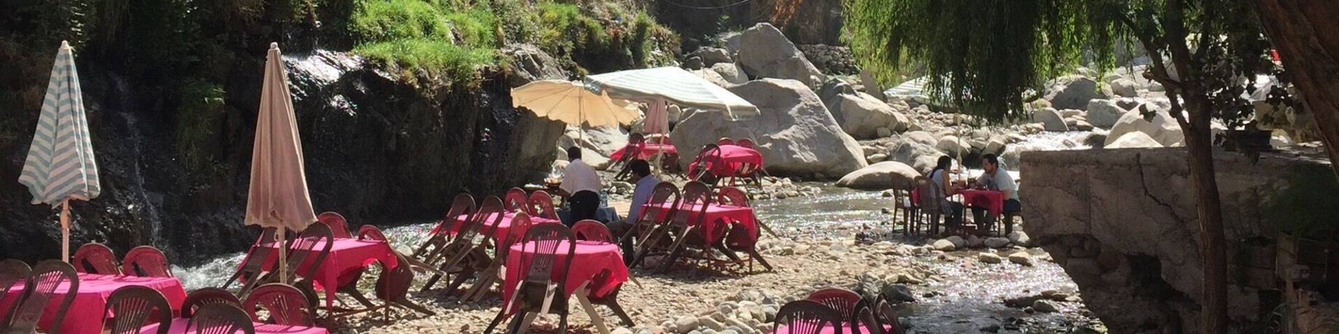 Eating with feet in the water... how great is that. Beautiful venue and refreshing! Great food! #EndlessSummer #foodfind