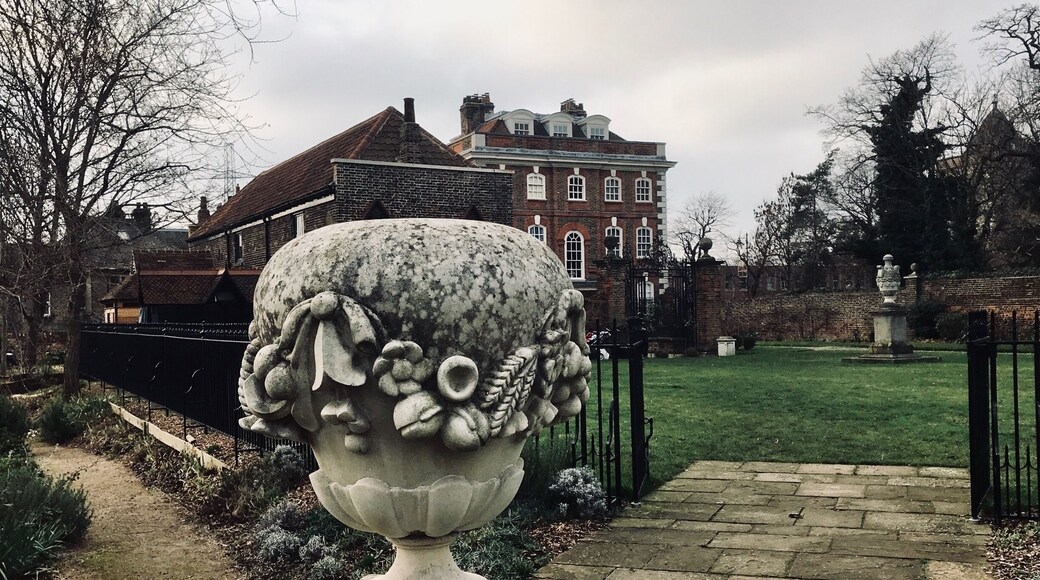 Rainham Hall
Dutch domestic Queen Anne style.
Date: 1729.
Grade II* listed.
Nearest station: Rainham.