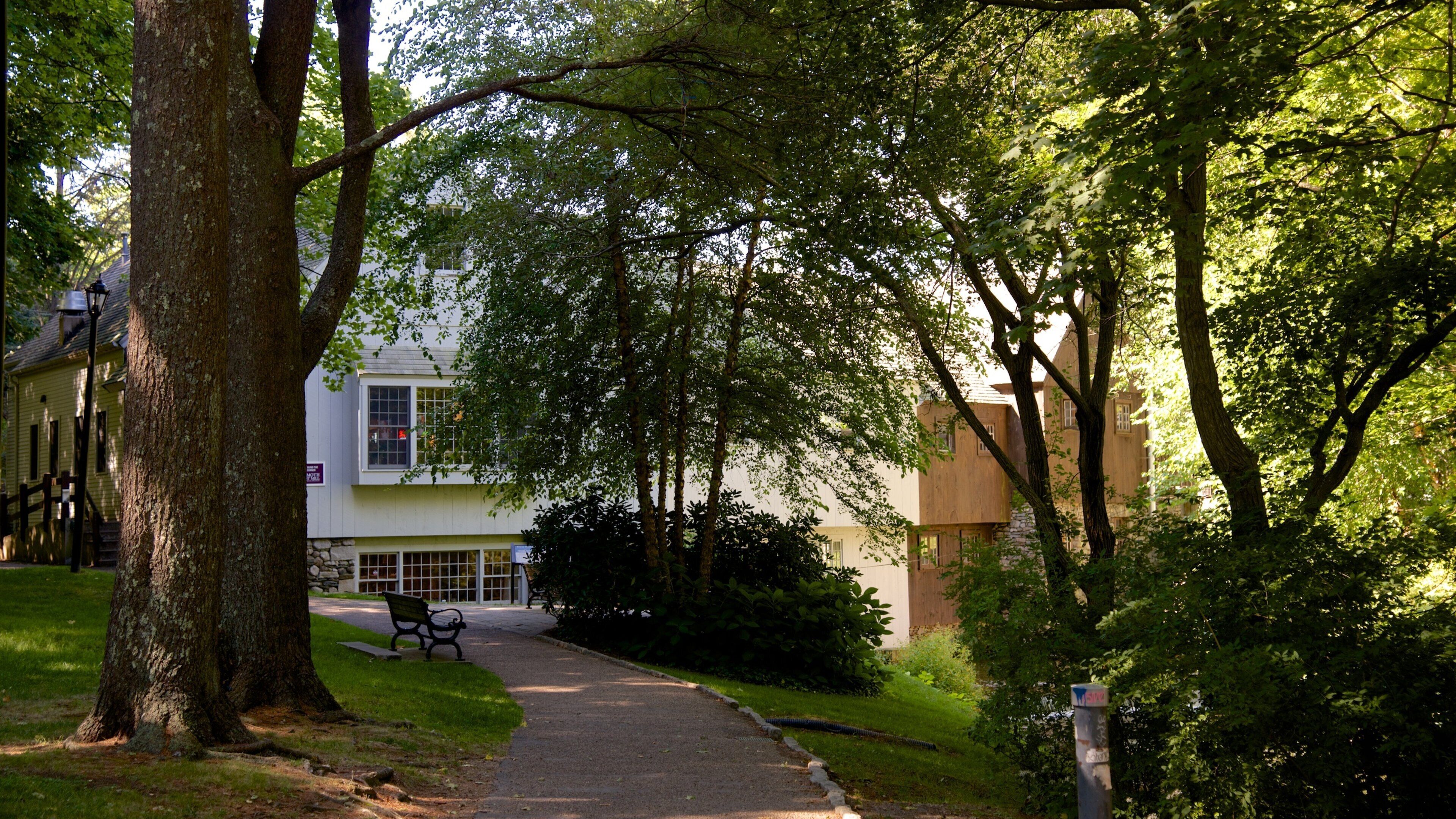 Jenney Grist Mill presenterar en trädgård och ett hus