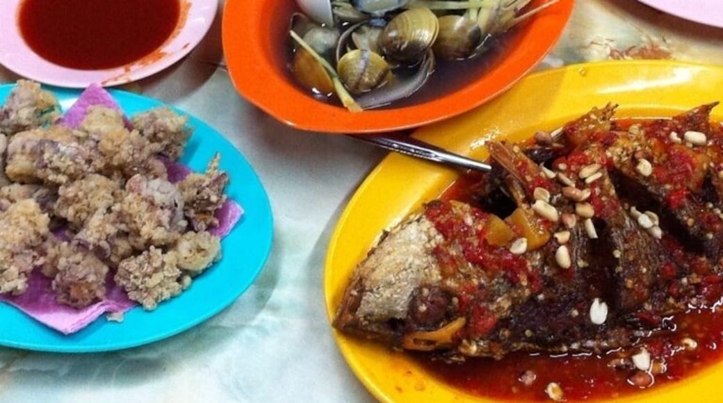 If you are on your way to Langkawi via Kuala Perlis, take a moment to enjoy fresh seafood at the nearby stalls. Be adventurous and ask them to cook your seafood in local styles. You'll be surprised :)