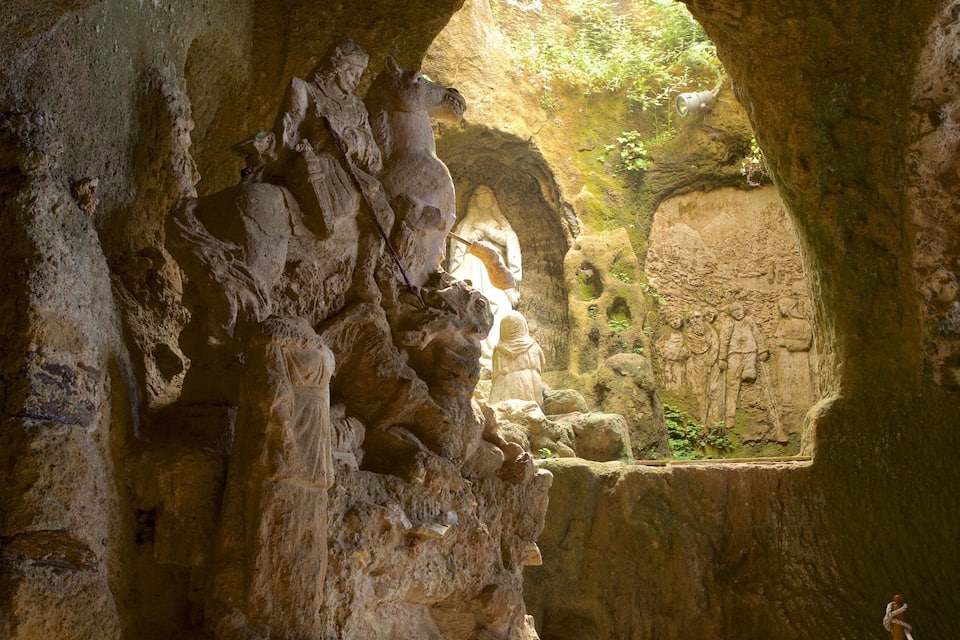 Una cova amb gravats antics a la roca i un petit finestral.