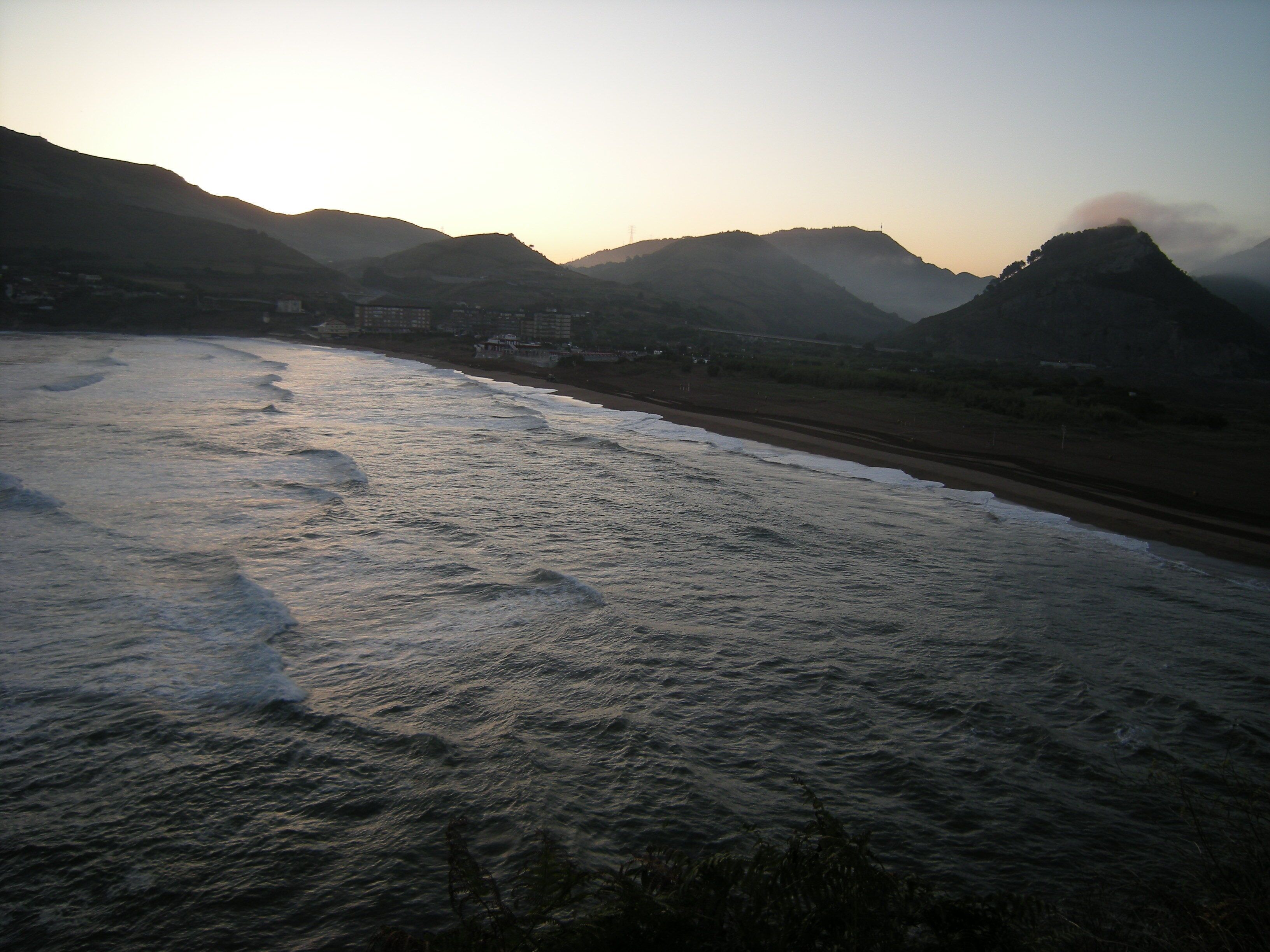 Al día siguiente, el Camino nos lleva por un sendero bordeando la costa. Volviendo la vista atrás, vemos la playa de La Arena en un hermoso amanecer.