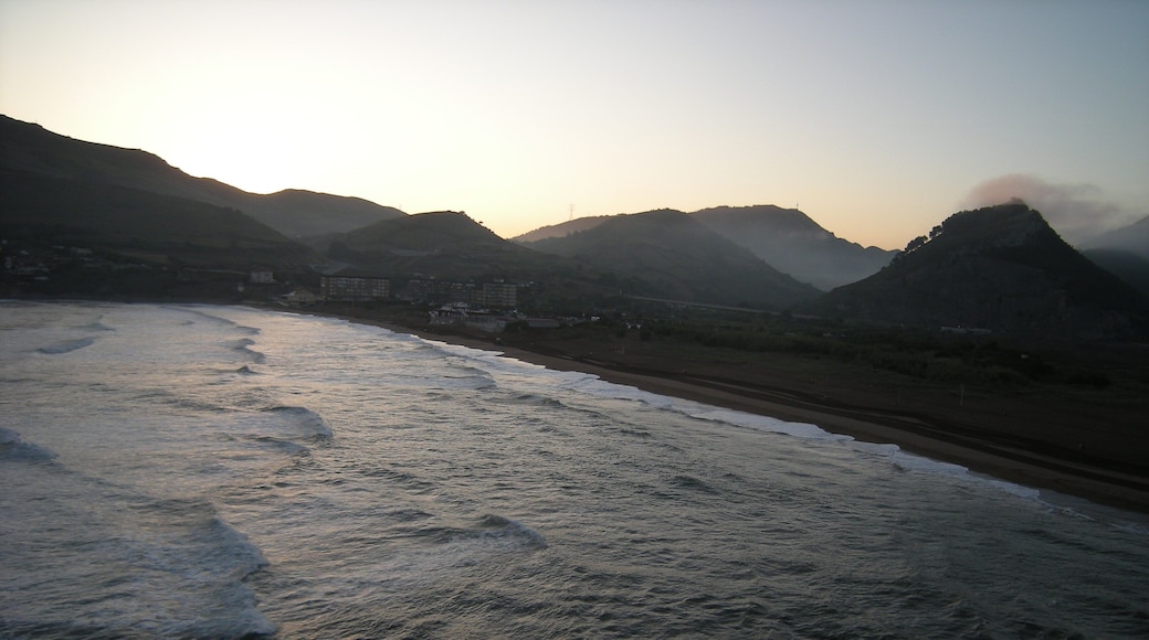 Al día siguiente, el Camino nos lleva por un sendero bordeando la costa. Volviendo la vista atrás, vemos la playa de La Arena en un hermoso amanecer.