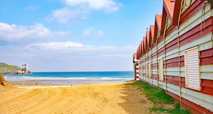 Casetas de colores en la playa de las arenas, Muskiz, Vizcaya, España