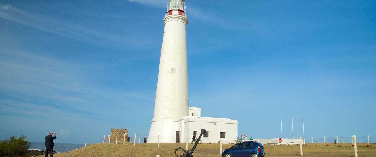 Faro de Cabo Santa María que incluye un faro y también un hombre
