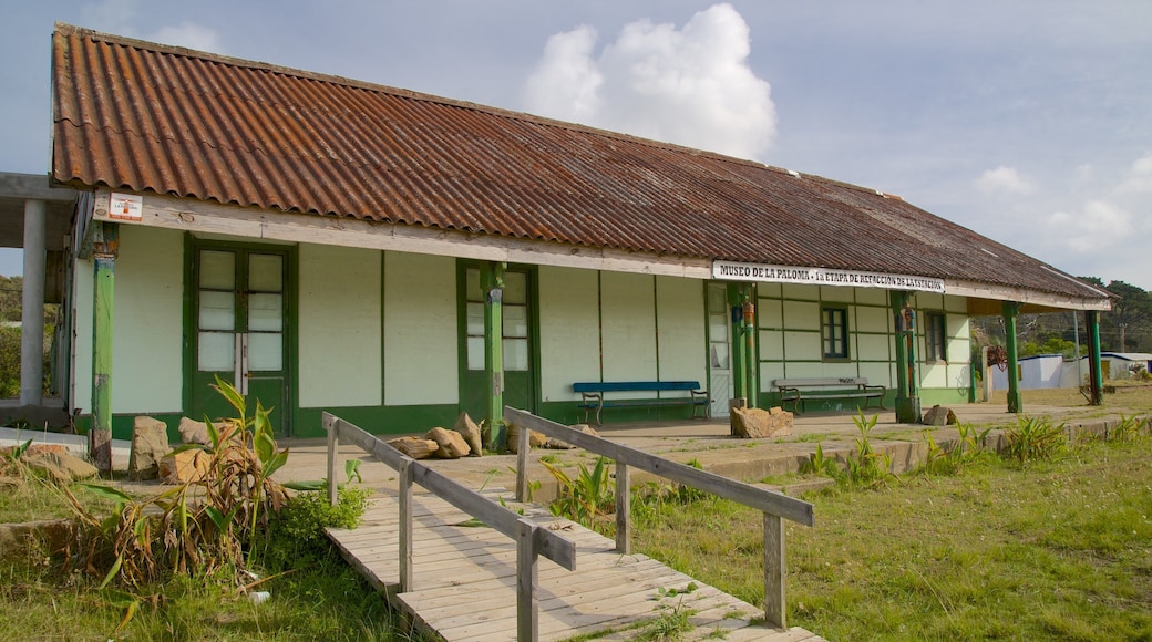 Ancienne gare montrant petite ville ou village