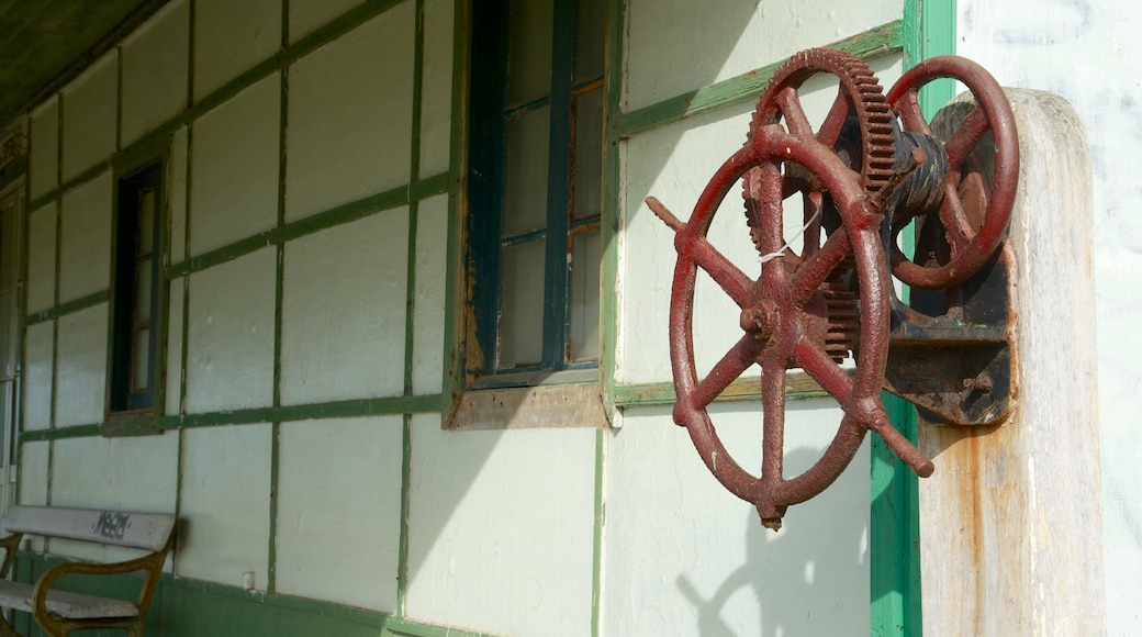 Ancienne gare mettant en vedette petite ville ou village