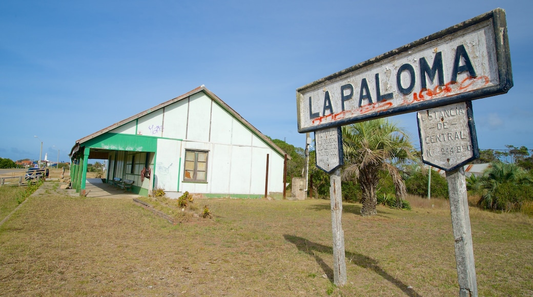 Ancienne gare montrant signalisation et petite ville ou village