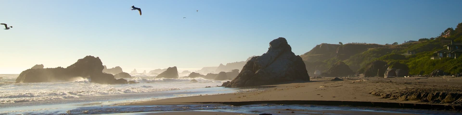 Southwick Beach State Park presenterar en strand och klippig kustlinje