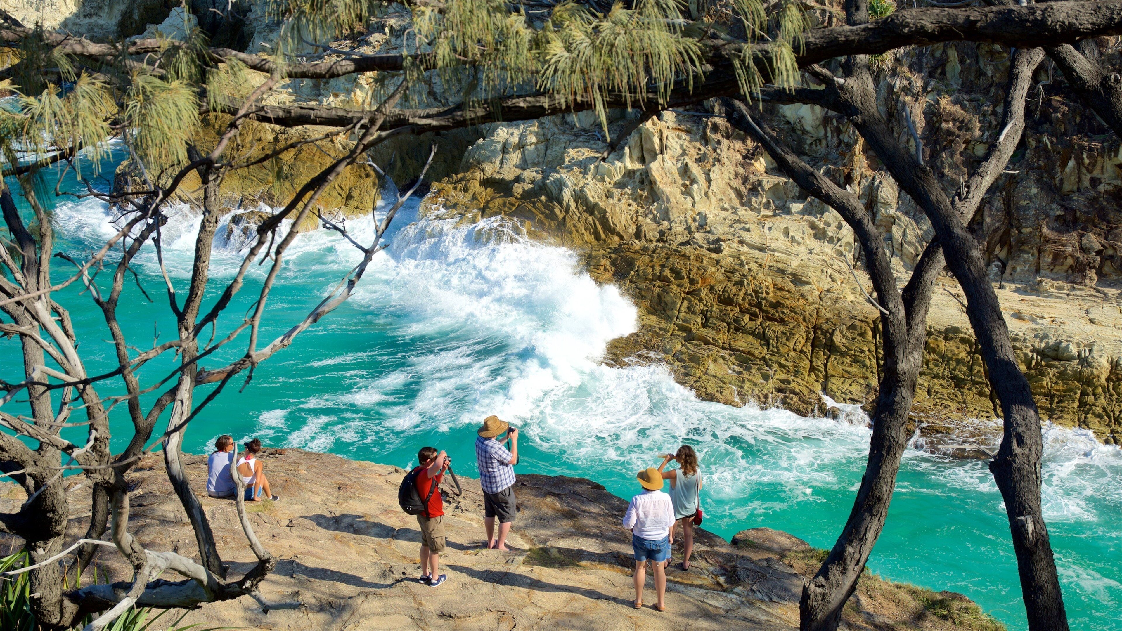 North Stradbroke Island que inclui litoral rochoso e surfe assim como um pequeno grupo de pessoas