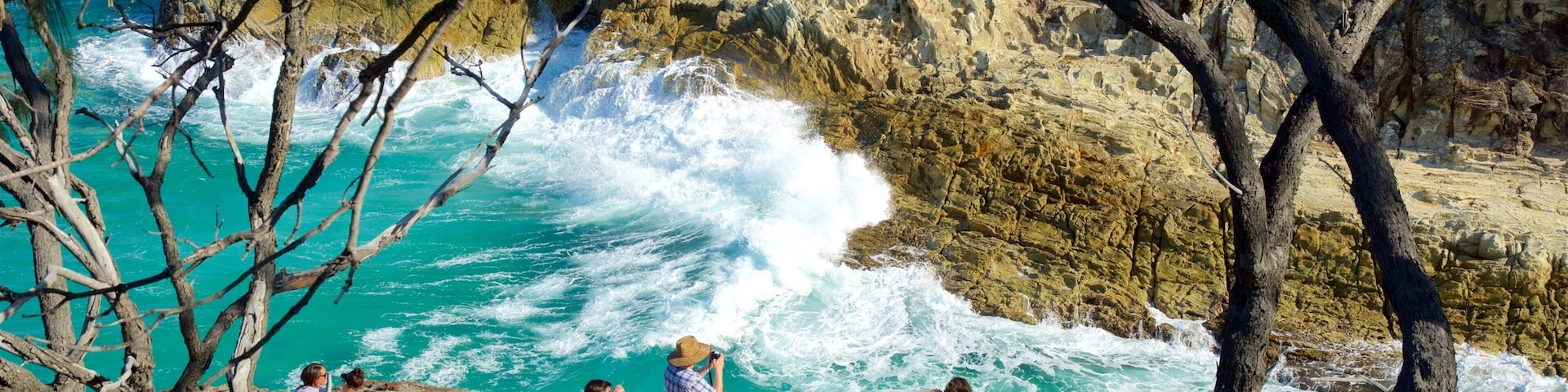 Ăle Stradbroke-Nord qui includes cĂŽte rocheuse et surf aussi bien que petit groupe de personnes