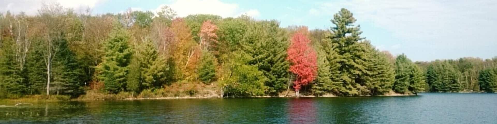 Now that the summer hordes have left, you have this idyllic hidden gem of a lake to yourself to enjoy a #fall #picnic
#GreatOutdoors #Ontario #Canada #travel #explore #autumn #fall #colourful #nature
