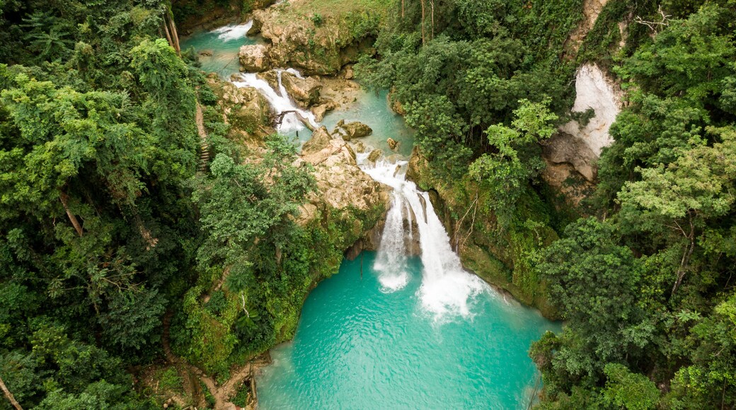 Drohnenfoto von Wasserfall auf den Philippinen - Kawasan Falls auf cebu
