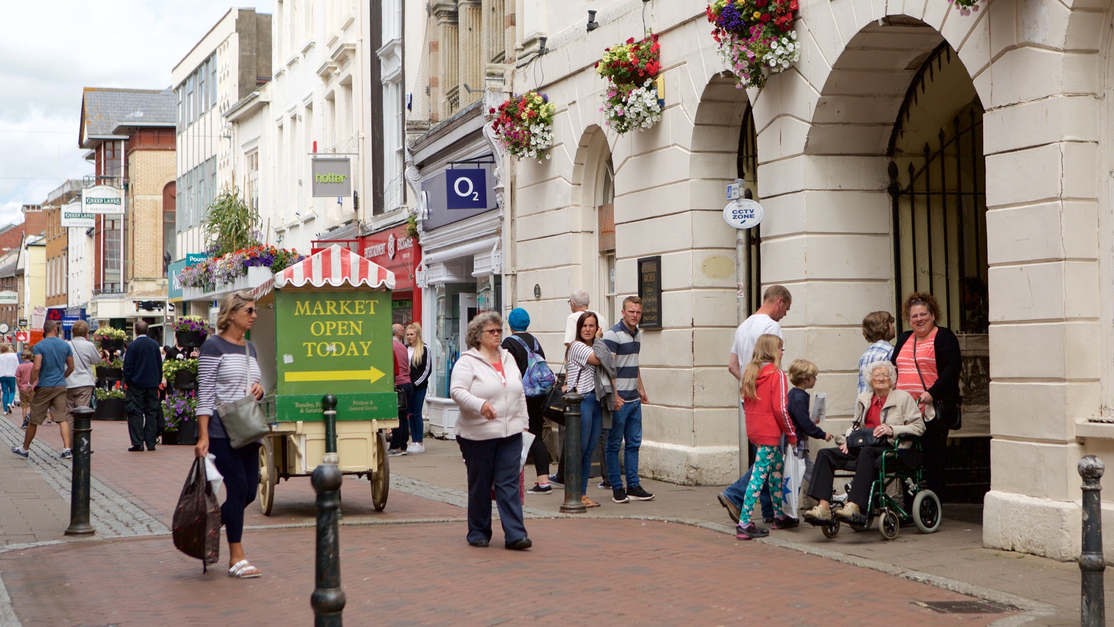 Pannier Market which includes signage and markets as well as a large group of people