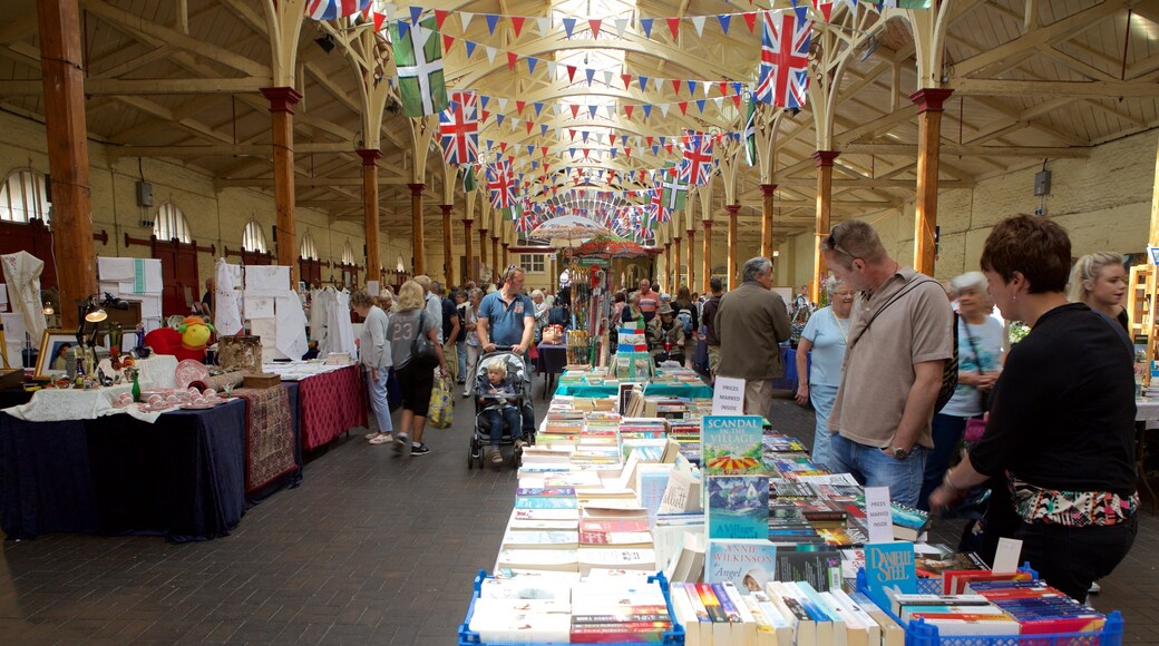 Mercado Pannier mostrando mercados y vistas de interior y también un grupo grande de personas