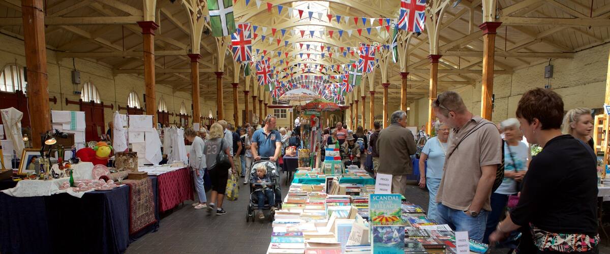 Mercado Pannier ofreciendo vistas interiores y mercados y también un gran grupo de personas