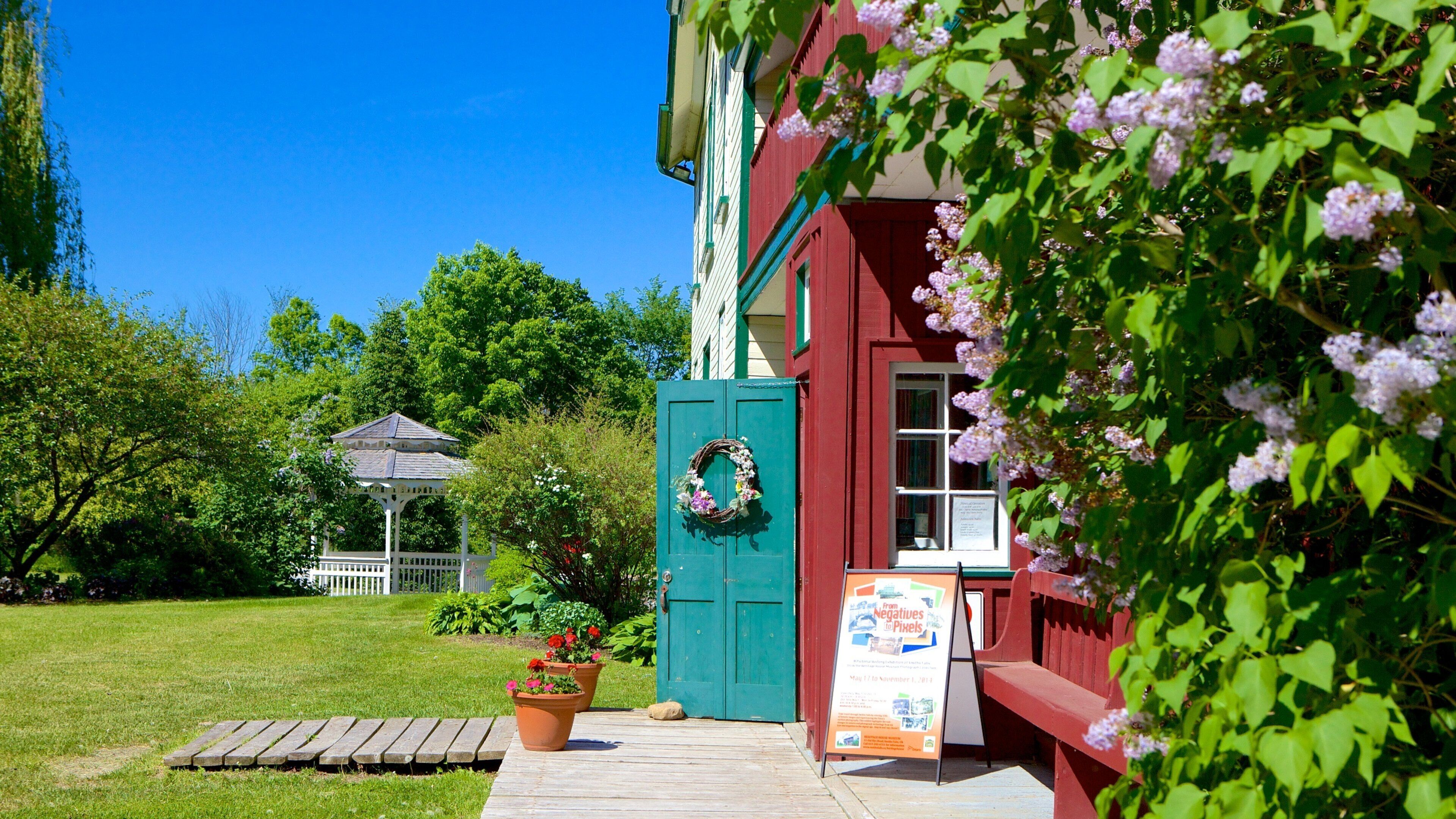 Heritage House Museum qui includes fleurs