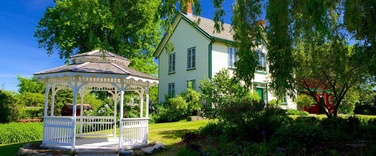 Heritage House Museum showing a garden and a house