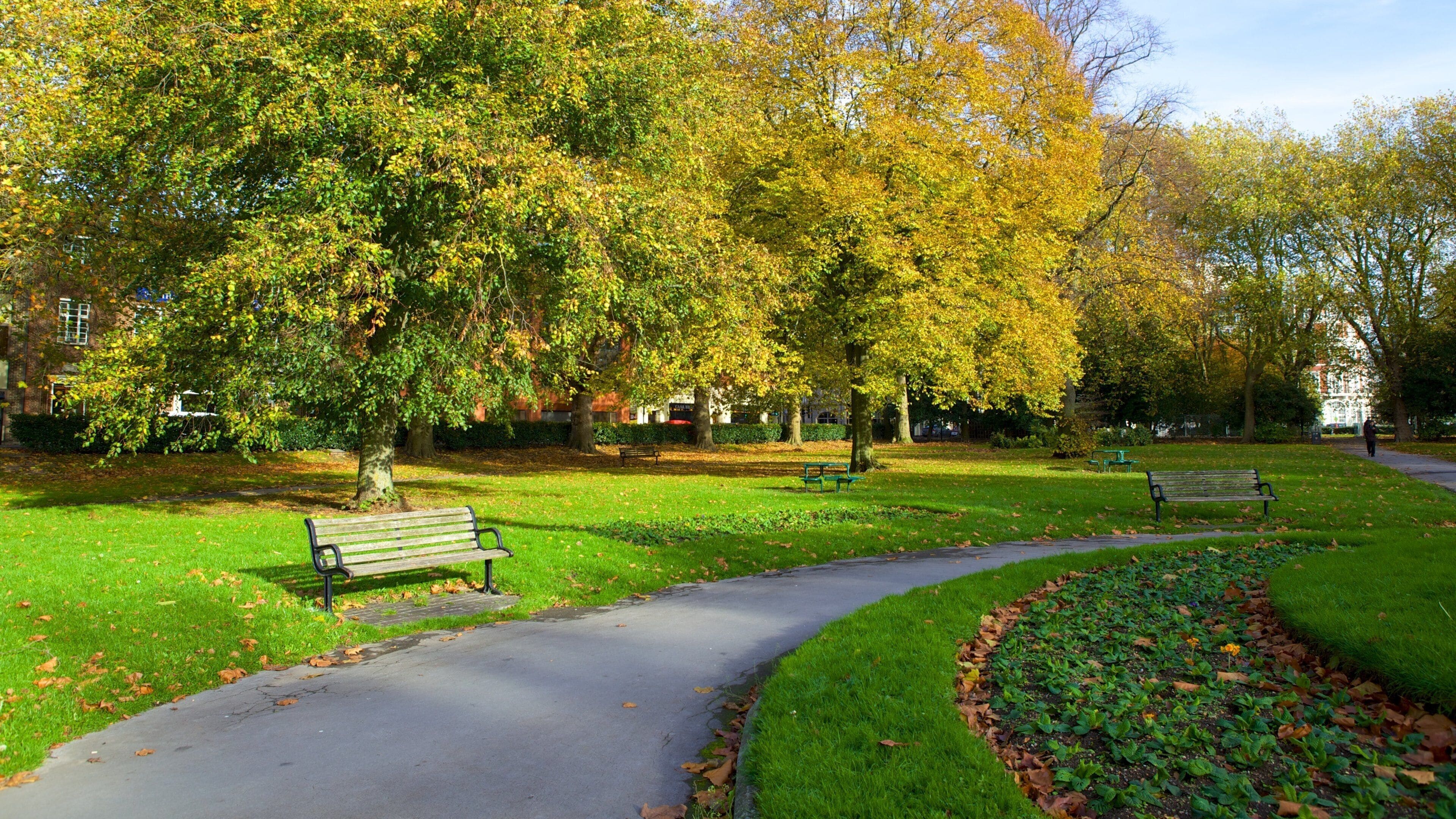 Queen’s Park johon kuuluu syksyn värit ja puutarha