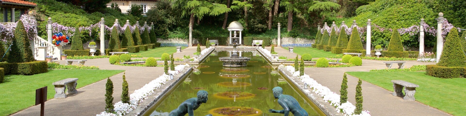 Compton Acres mostrando una fuente, un jardín y una estatua o escultura