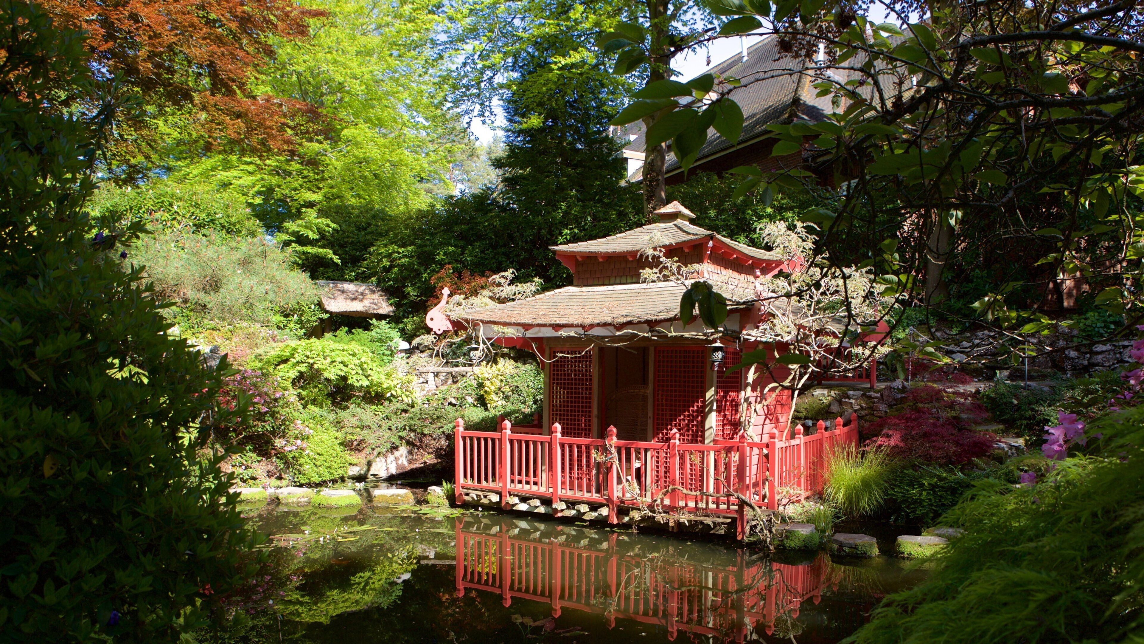 Compton Acres que incluye arquitectura patrimonial y un estanque