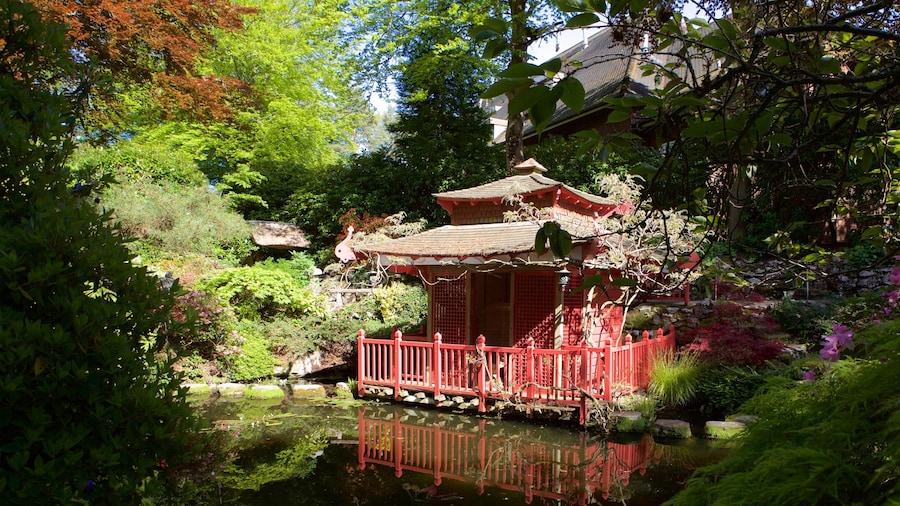 Compton Acres que incluye arquitectura patrimonial y un estanque