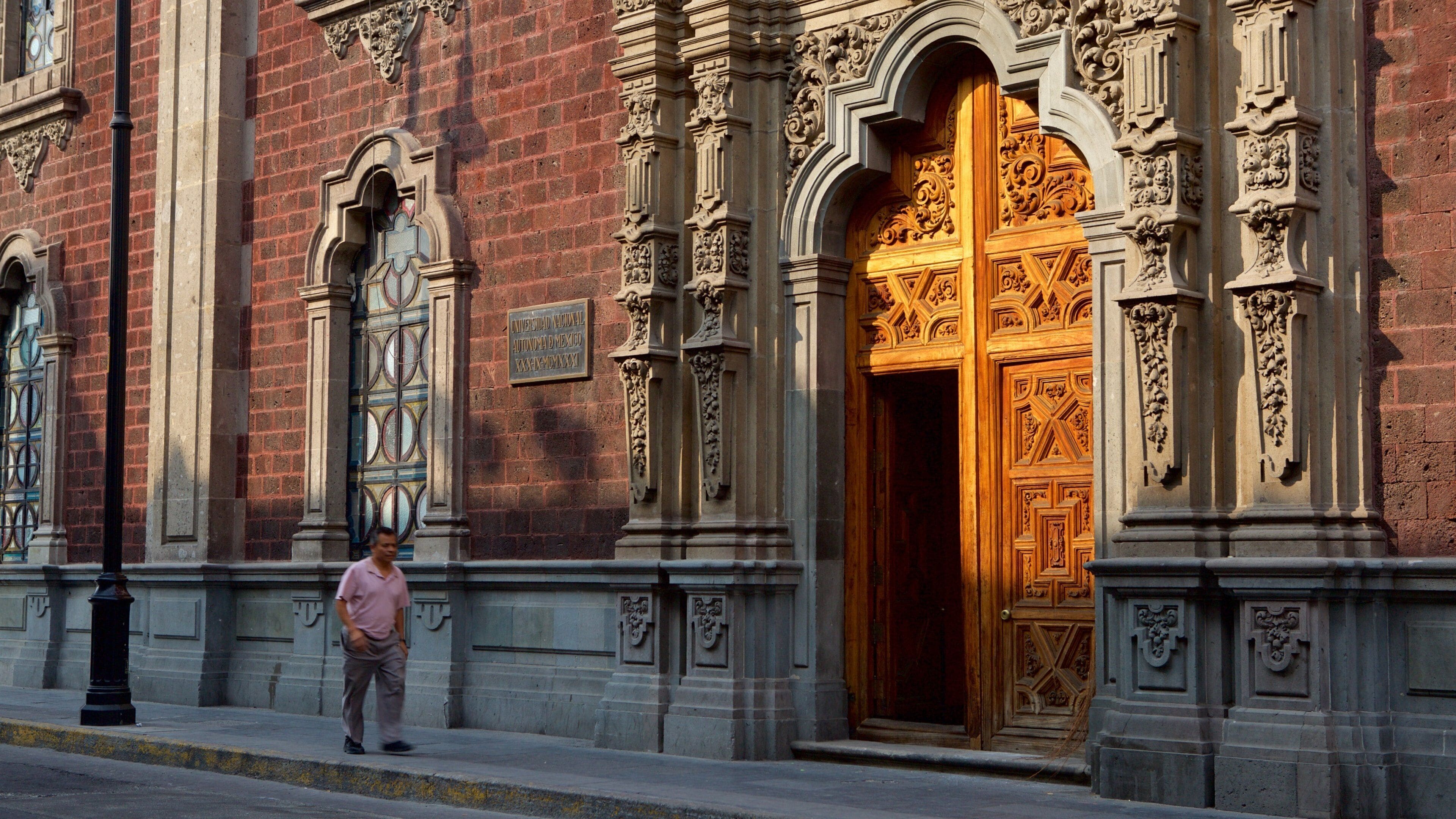 Un edificio histórico con puertas de madera ornamentadas y detalladas esculturas de piedra.