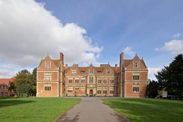 Shaw House que incluye elementos patrimoniales y una casa