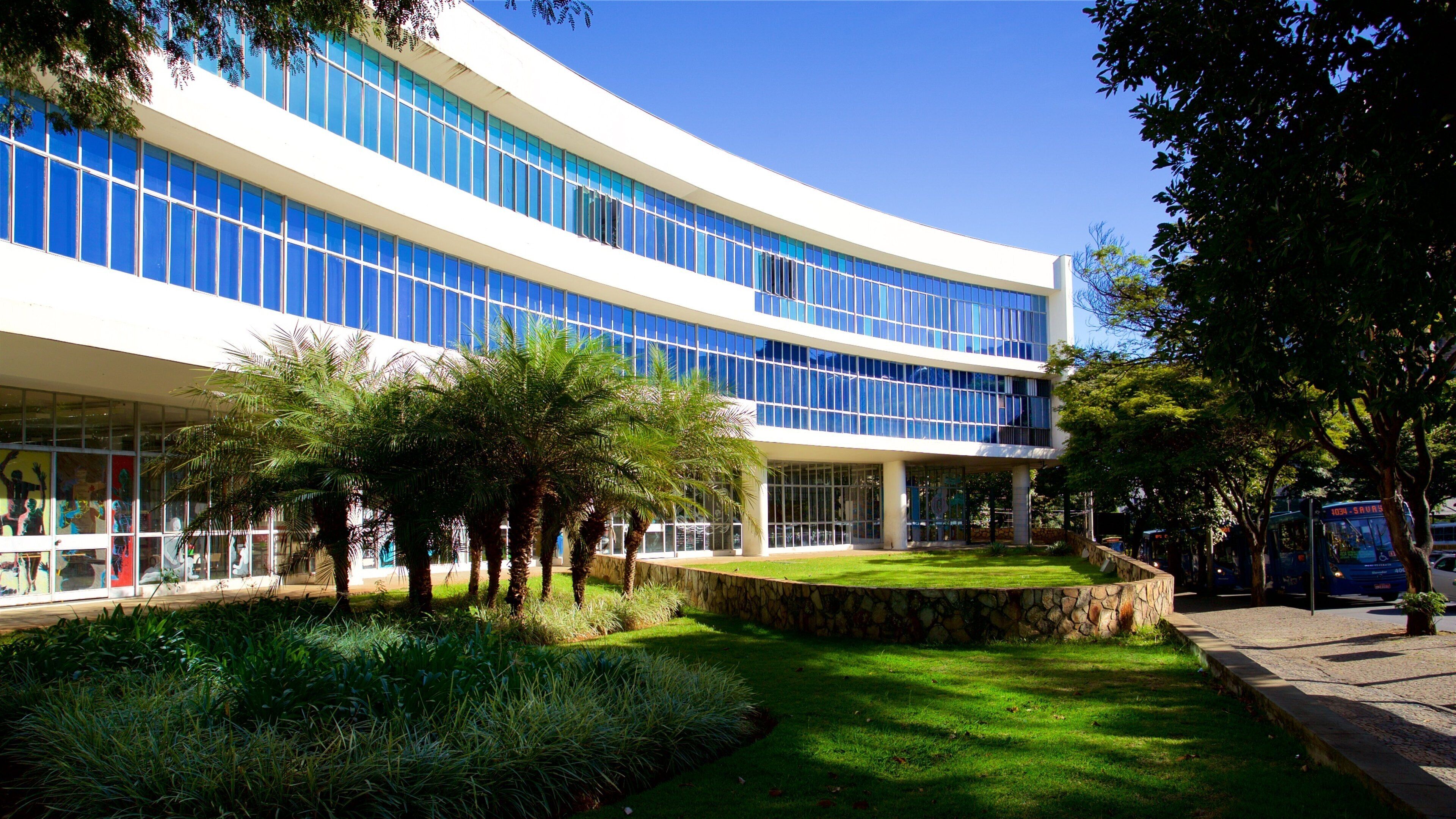 Biblioteca Pública Estadual Luiz de Bessa mostrando un parque