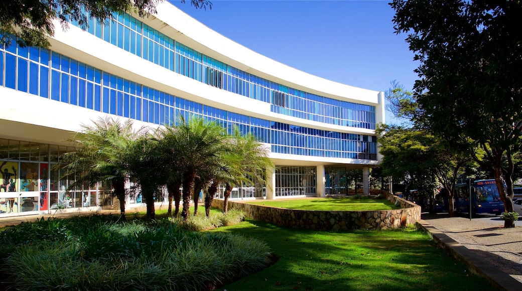 Biblioteca Publica Estadual Luiz de Bessa featuring a park
