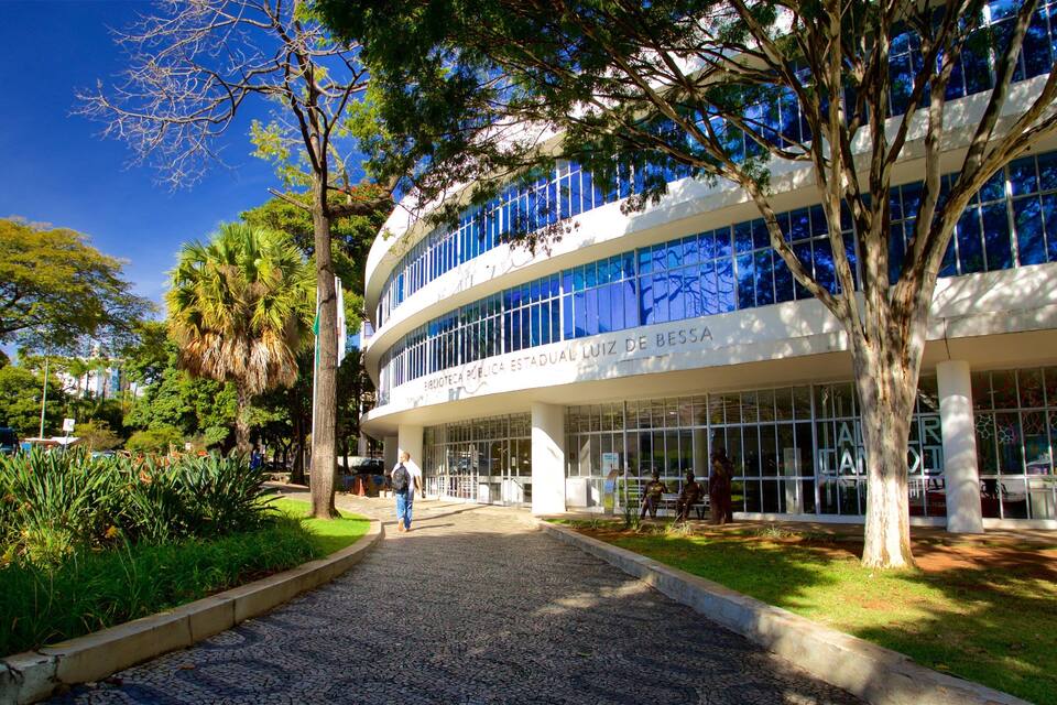 Edifici modern amb façana de vidre i un rètol que diu "Biblioteca Pública Estadual Luiz de Bessa".