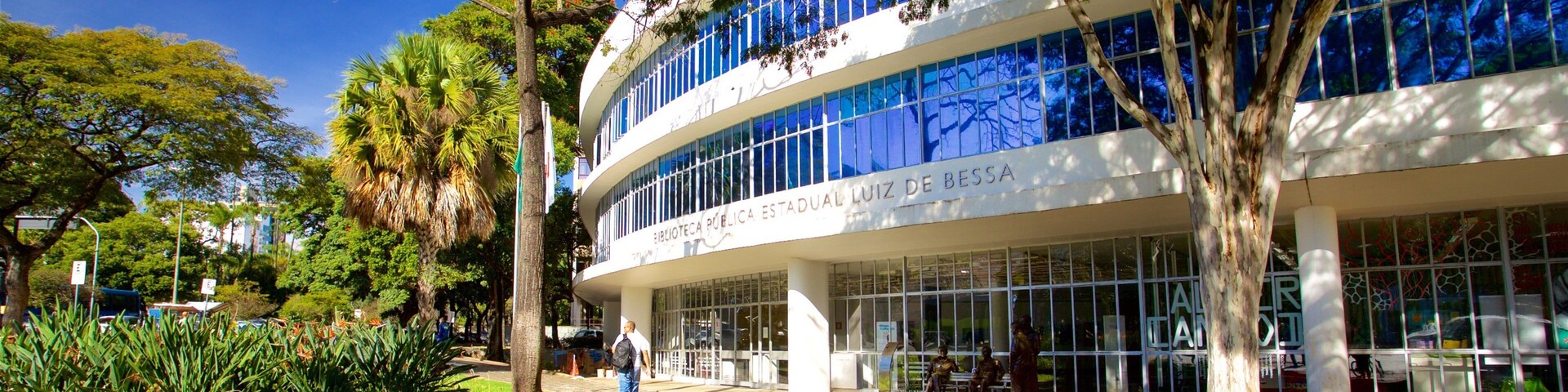 Biblioteca Pública Estadual Luiz de Bessa ofreciendo un parque