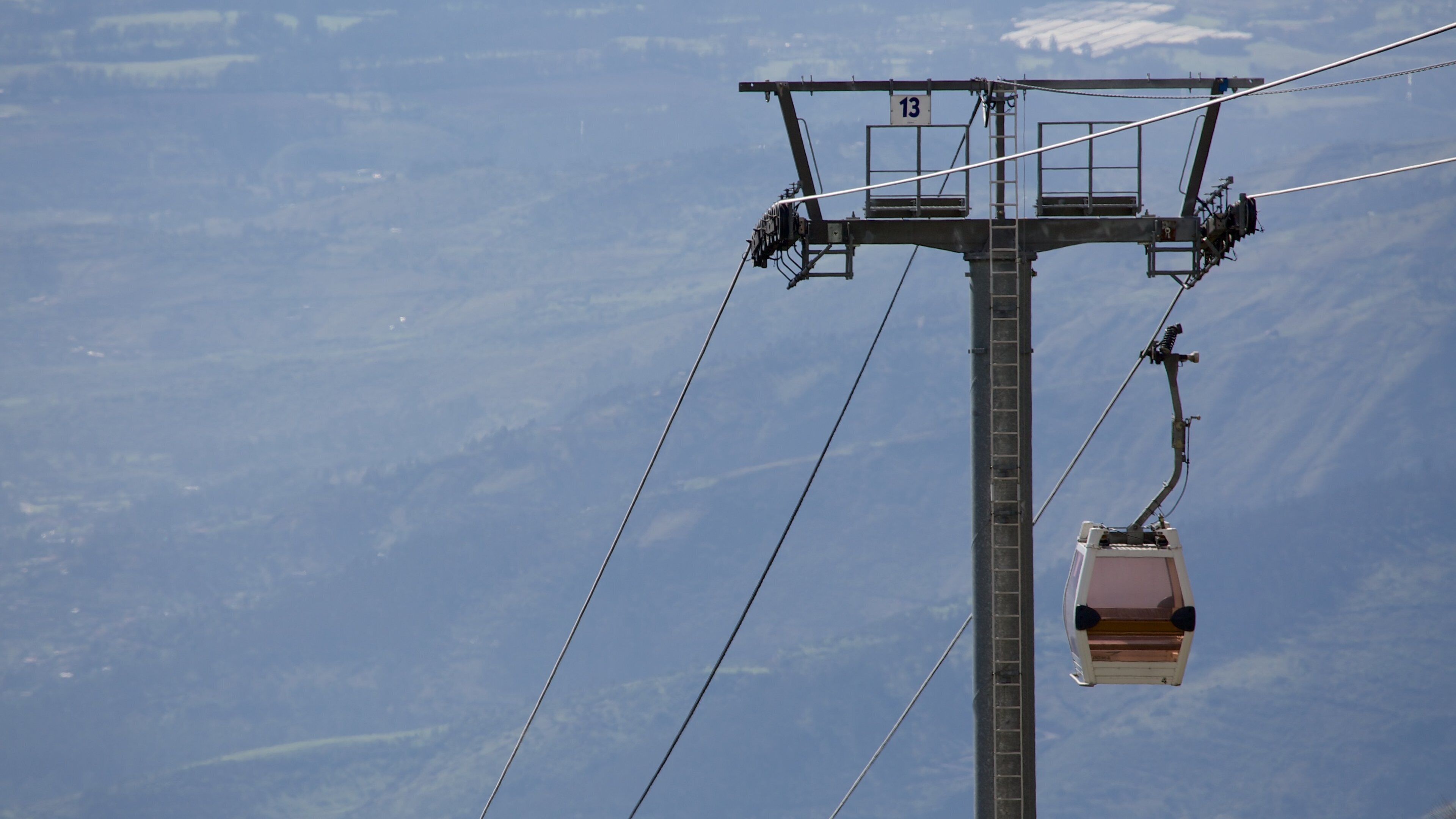 Funivia di Quito che include funivia