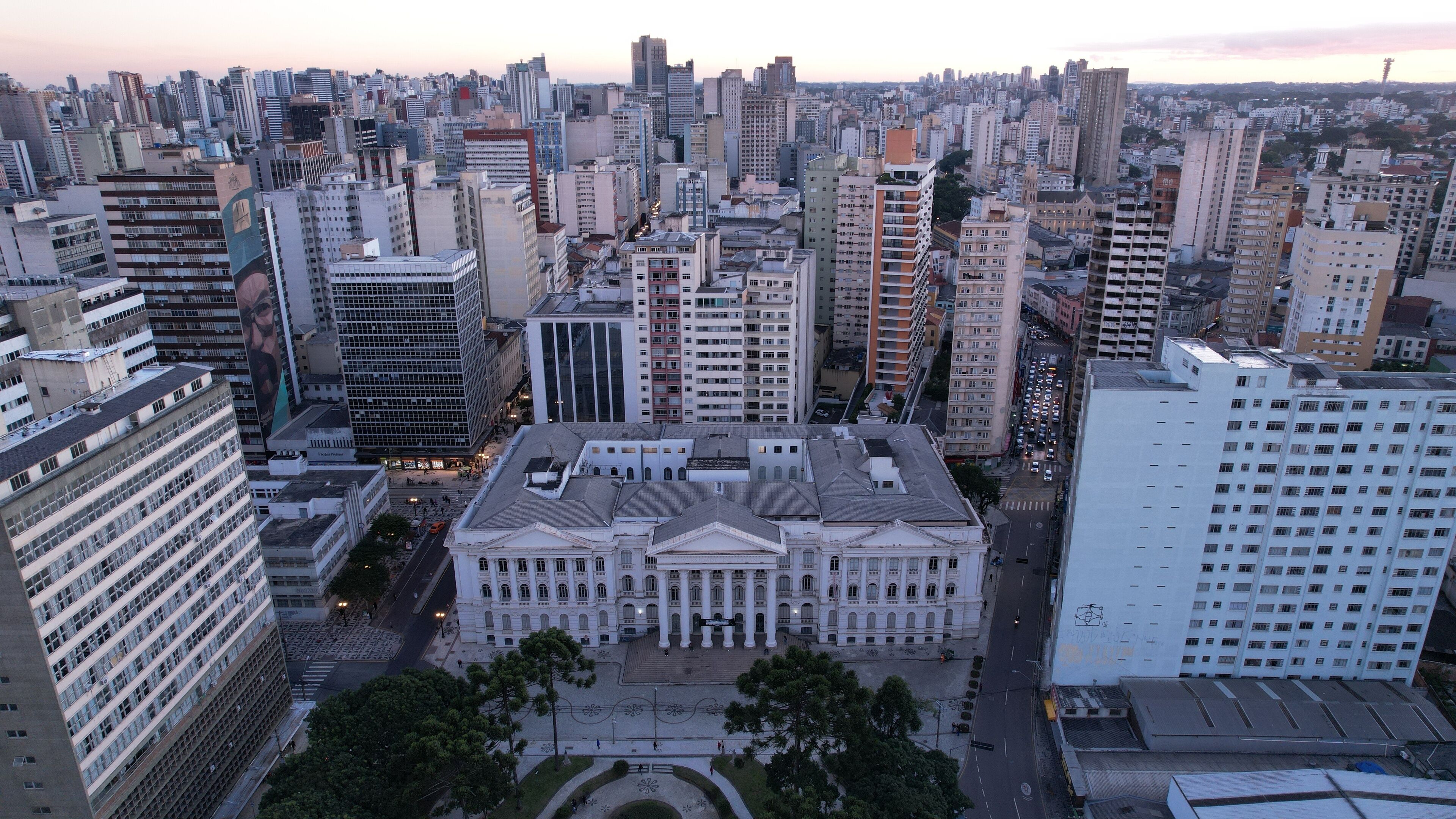 Drone UFPR. Imagem aérea da Universidade Federal do Paraná. Prédio histório da federal do Paraná. Praça Santos Andrade Curitiba. Universidade de direito do paraná. 