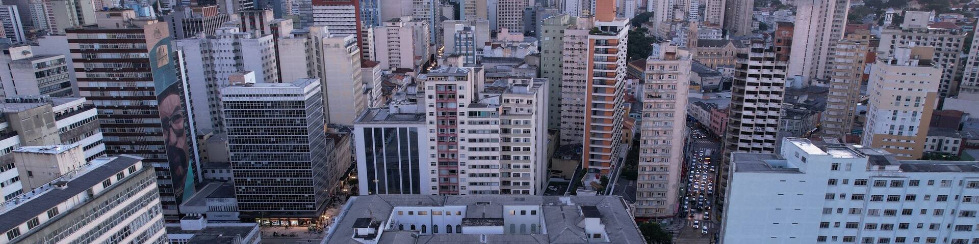 Drone UFPR. Imagem aérea da Universidade Federal do Paraná. Prédio histório da federal do Paraná. Praça Santos Andrade Curitiba. Universidade de direito do paraná.