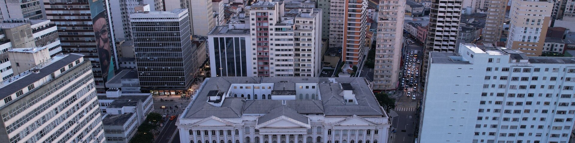 Drone UFPR. Imagem aérea da Universidade Federal do Paraná. Prédio histório da federal do Paraná. Praça Santos Andrade Curitiba. Universidade de direito do paraná.