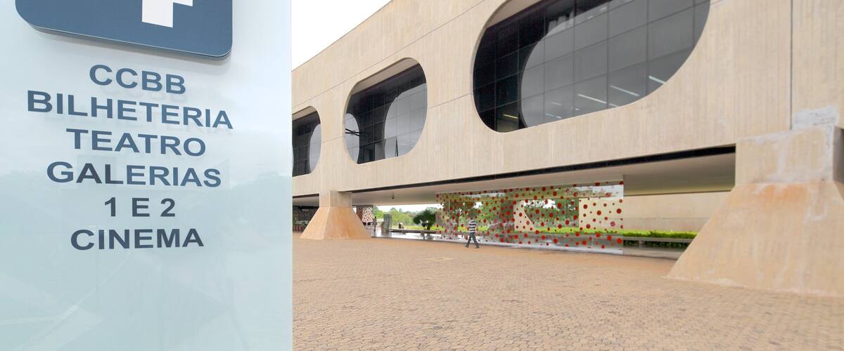 Centro Cultural Banco de Brasil que incluye señalización, arquitectura moderna y una ciudad