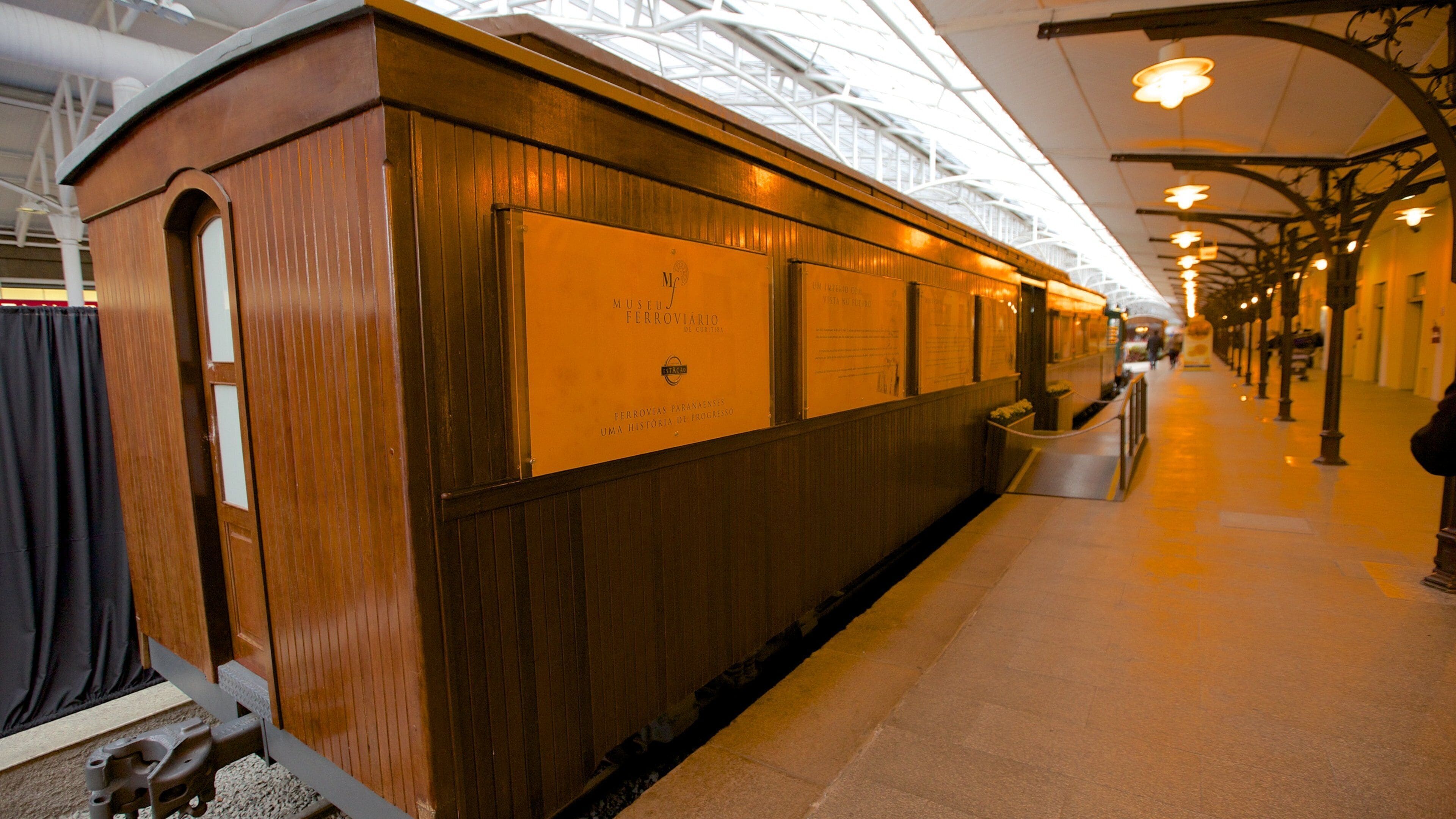 Museo Ferroviario ofreciendo vistas interiores y artículos de ferrocarril
