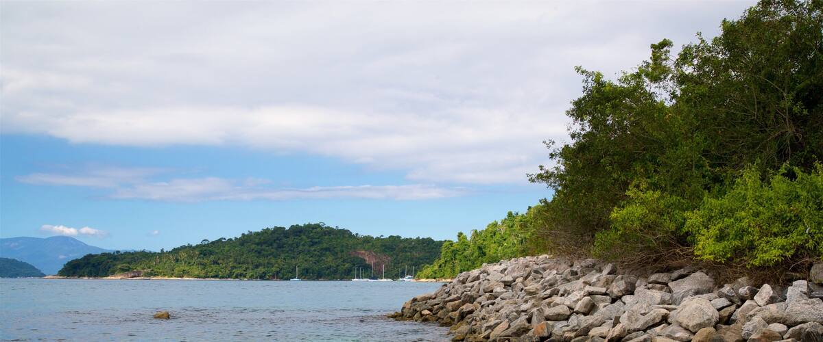 Praia do Laboratorio mit einem Strand, allgemeine Küstenansicht und Felsküste